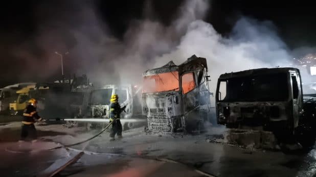 שריפת משאיות במוסך וולוו בצ’ק פוסט | צילום: דוברות כיבוי אש