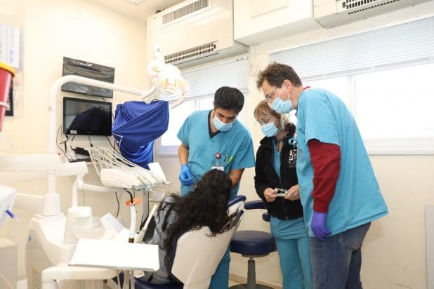 בתמונה: אחת ממטופלות הפרויקט במהלך הטיפול ברמב"ם | צילום: הקריה הרפואית רמב"ם.