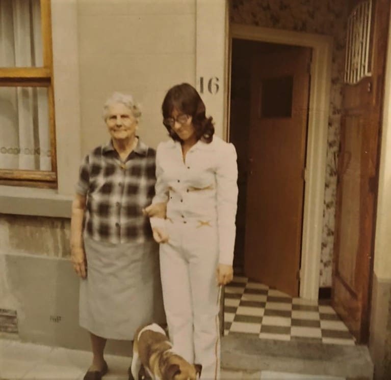 פאני יחד עם מריה ליד הבית בו הן הסתתרו במלחמה | צילום: באדיבות המשפחה