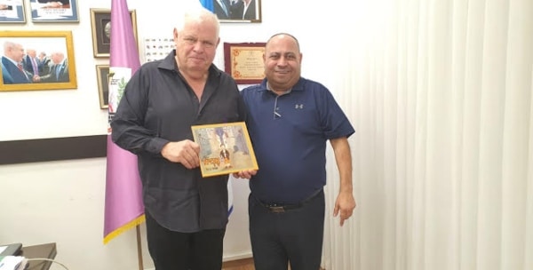 רונן פלוט מ"מ יו"ר הנהלת 'יד ושם' והסופר עמנואל בן סבו עם הספר החדש 'אנדור' | צילום: דוברות עיריית נוף הגליל
