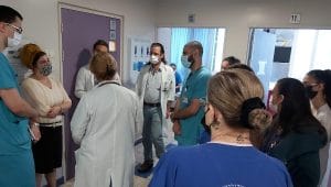 הצוות הרפואי משוחח עם המשפחה לפני השחרור | צילום: באדיבות המשפחה