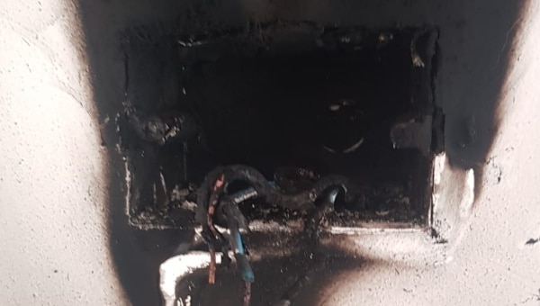 מפסק דוד החשמל עלה באש בדירה בחדרה | צילום: כיבוי אש