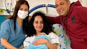 בני הזוג גדיר ומוחמד סבע עם איילא הקטנה ועם המיילדת נלה דדון | צילום: דוברות המרכז הרפואי