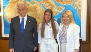 ראש הממשלה ביבי ושרה נתניהו עם נועה קירל | צילום עמוס בן גרשום /לע"מ