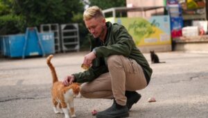 דניס צ'רקוב מסייע בהאכלת החתולים בצפון העוטף | צילום: יניב כאדר