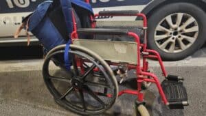 כיסא הגלגלים והתיק שבתוכו נתפסו עשרות אמצעי פירוטכניקה | צילום: דוברות המשטרה