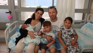 משפחת ארונוב – ולרי. עדי, בתם אלי, בנם ינאי והתינוק שנולד אתמול ברמב"ם. | צילום: הקריה הרפואית רמב"ם.