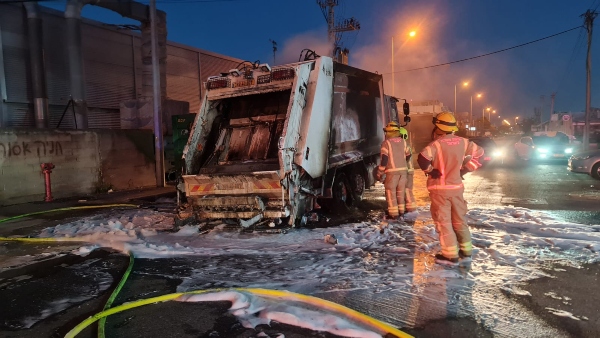 משאית אשפה עולה באש בצ'ק פוסט | צילום: דוברות כבאות והצלה