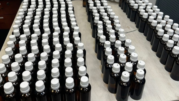 מאות בקבוקים שעל פי החשד מכילים סם אונס | צילום: דוברות המשטרה