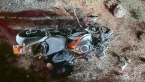 רוכב האופנוע נהרג במקום. זירת התאונה | צילום: תיעוד מבצעי מד"א