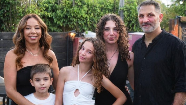 אורטל לאופר עם הבעל עמית ושלושת הילדים (צילום: באדיבות המשפחה)